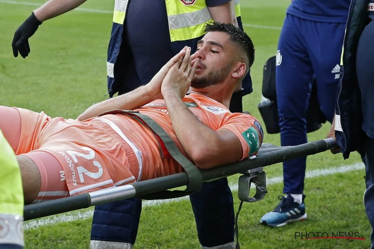 Dokters doen eerste vaststelling nadat Elias Cobbaut (Anderlecht) zondag zijn enkel verzwikte