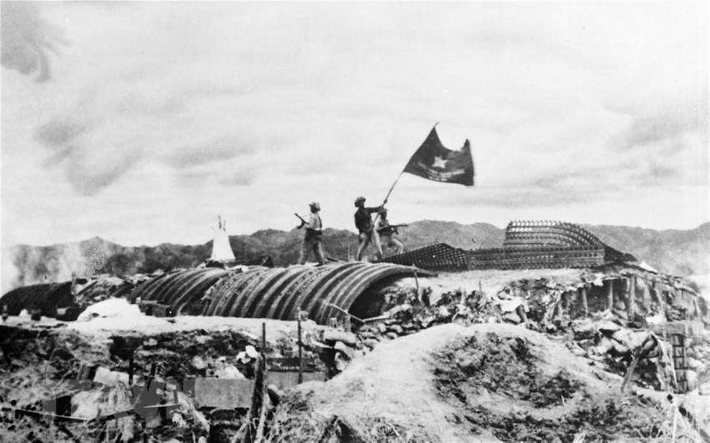 Chiều 7/5/1954, lá cờ quyết chiến, quyết thắng của quân đội ta tung bay                                              trên nóc hầm tướng Đờ Cát, Điện Biên hoàn toàn giải phóng