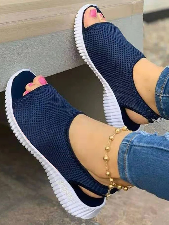 Sandali sportivi traspiranti con suola spessa in mesh e tomaia intrecciata. Ideali per attività sportive, comfort e leggerezza.