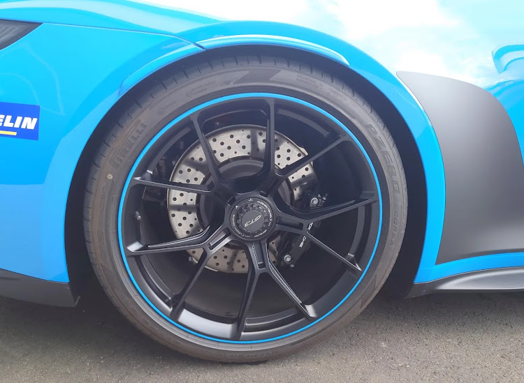 YOU『ゆう』さんが投稿した車が好きな人と繋がりたい・ポルシェ911・PORSCHE 911 GT3・ポルシェエクスペリエンスセンター東京に関するカスタム事例の投稿画像4枚目