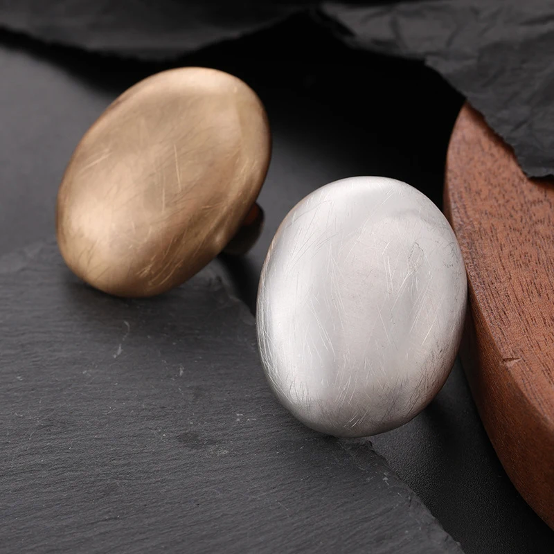 Elastische metalen damesringen geborsteld, groothandel. Comfortabele pasvorm, trendy look, ideaal voor dagelijks gebruik.