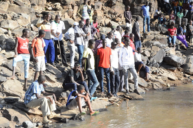 Residents of Marigat, Baringo South, watch helplessly as divers try to retrieve body of girl who frowned saving a friend.