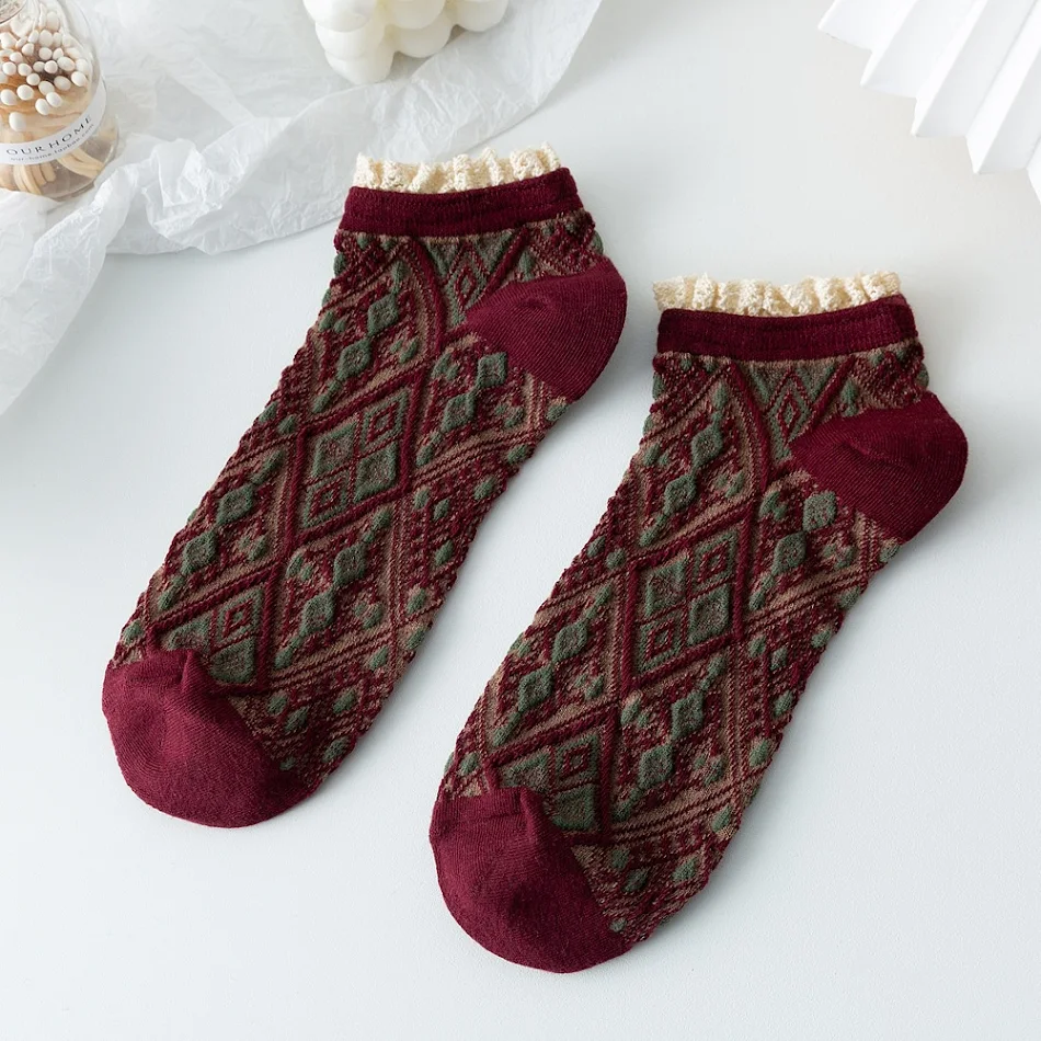 Chaussettes en coton jacquard dentelle vintage Rhombus, douces et respirantes. Parfaites pour un style élégant et confortable en toute occasion.