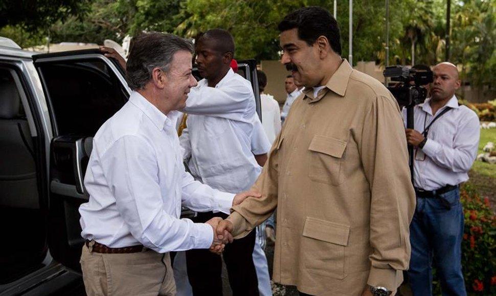  El presidente de Venezuela, Nicolás Maduro, sostiene un encuentro con el mandatario de Colombia, Juan Manuel Santos.