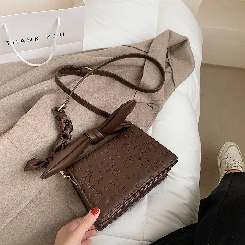 Trendy draagbare kleine vierkante tas, ideaal voor modebewuste mensen die hun essentiële spullen stijlvol willen meenemen.