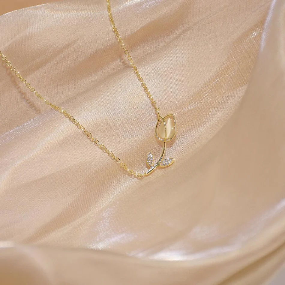 Cat Eye Micro Inlaid Zirkon Halskette. Diese stilvolle Clavicle-Kette betont Ihr Dekolleté und verleiht Ihrem Look einen Hauch von Eleganz.