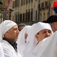 Carabiniere tra cantori di 