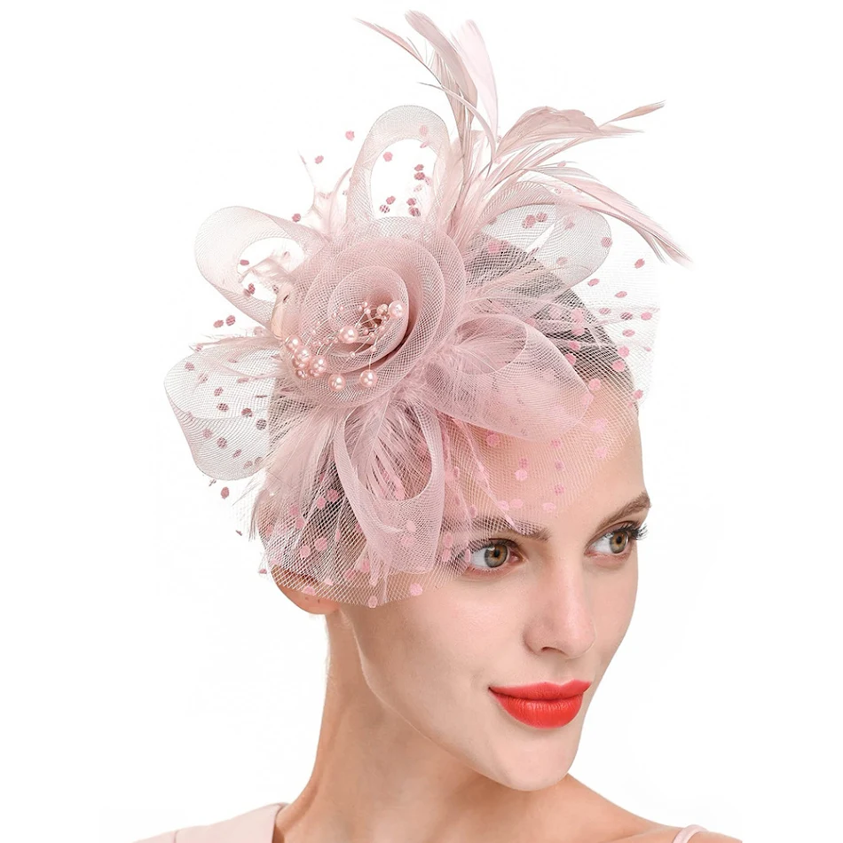 Enfeite de cabelo de noiva com penas, rede e grampo. Combine sofisticação e beleza no seu penteado nupcial. Ideal para casamentos.