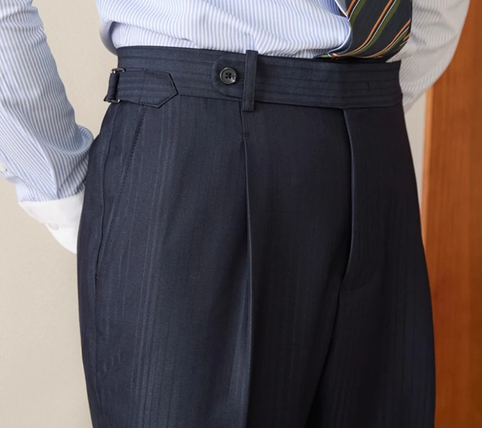 Business Casual Gentry Damen-Hose mit Streifen und hohem Bund. Gerader Schnitt für einen stilvollen Auftritt. Perfekt für Büro und Freizeit.