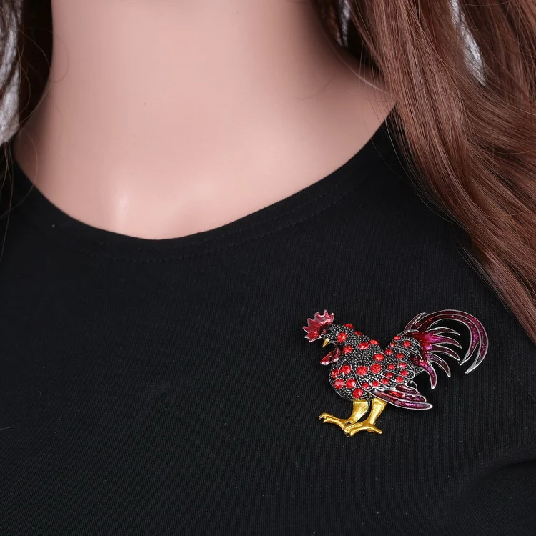 Broche de galo retrô personalizado. Adicione um toque único e nostálgico ao seu visual com nome, iniciais ou data gravados.