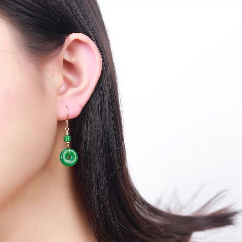 Nouvelles Boucles d'Oreilles Élégantes en Jade Émeraude, un bijou raffiné pour sublimer votre style avec une touche de nature.