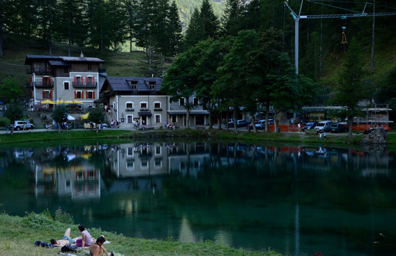 in riva al lago di Laux di Alessandra Botticelli