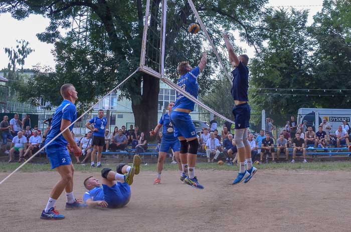 Group of people playing volleyball Группа людей играющих в волейбол