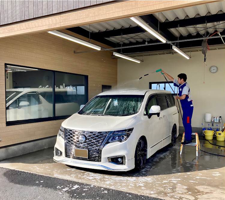 エルグランドのCoCo de Wash🌀💦・キーパー純水手洗い洗車・他力本願洗車・綺麗になった✨・仕上げはお姉さ〜ん♪に関するカスタム事例の投稿画像1枚目