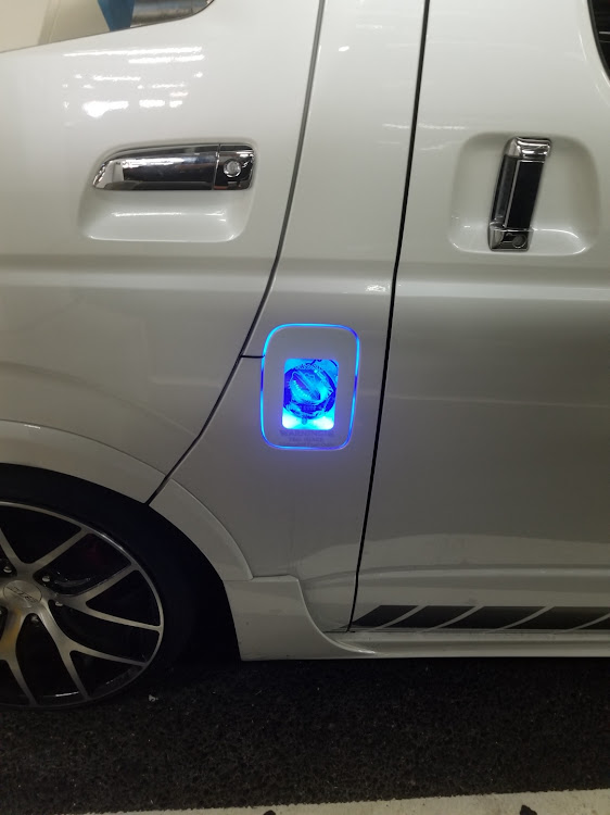 ハイエースワゴンの給油口・LEDテープに関するカスタム事例の投稿画像2枚目