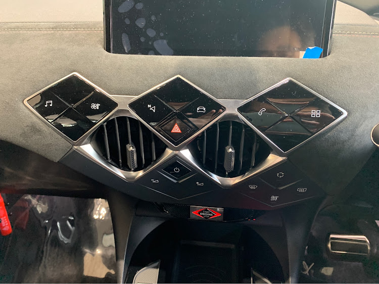 ともきさんが投稿したパフォーマンスライン(特別仕様車)・DS3クロスバック・電気自動車・とりあえず見に行ってきた・お値段はちょっとお高い気がしますに関するカスタム事例の投稿画像6枚目
