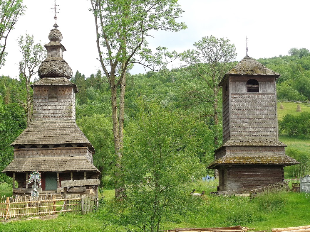 Старейшее из существующих в россии. Закарпатье Церковь Лемкивская. Александровка Закарпатье деревянная Церковь. Моршин деревянная Церковь. Старая деревянная Церковь.