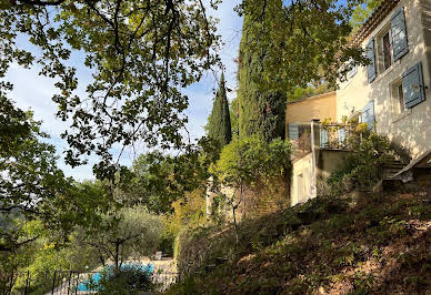 Maison avec piscine et jardin 5