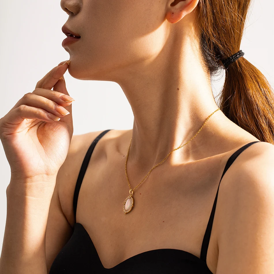 Lichtgewicht schelpparel titanium stalen hanger ketting. Stijlvol en duurzaam, een elegante toevoeging aan je outfit voor elke gelegenheid.