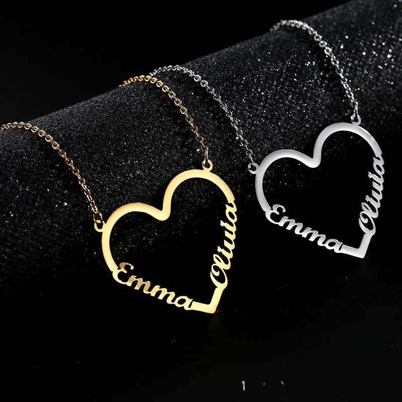 Modische personalisierte Herz-Halskette mit Namensgravur aus Edelstahl in Gold für Damen. Geschenkidee mit Buchstaben-Choker.