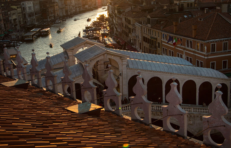 Ponte di Rialto e il Canal grande di atlantex