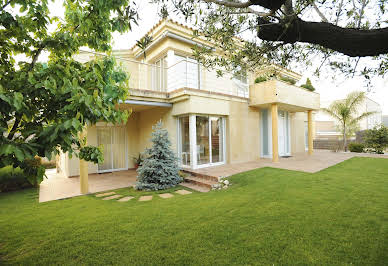 Maison avec piscine et jardin 12