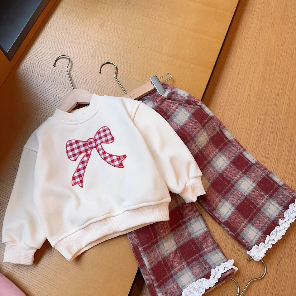 Conjunto de dos piezas con pantalón a cuadros versátil y manga larga ideal para diversas ocasiones. Cómodo y elegante para tu día a día.