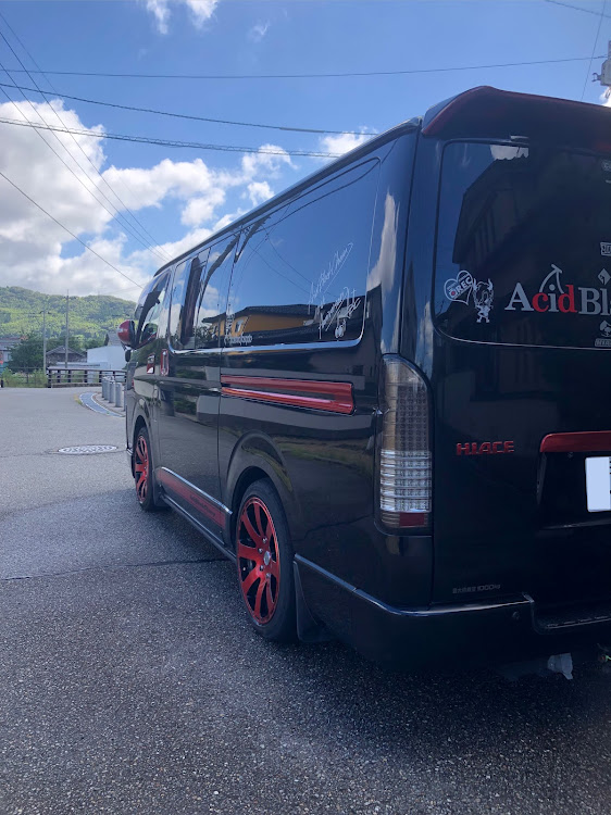 ハイエースバンの赤黒ハイエース・金沢市・洗車・スパシャン2018施工・秋晴れの空に関するカスタム事例の投稿画像1枚目