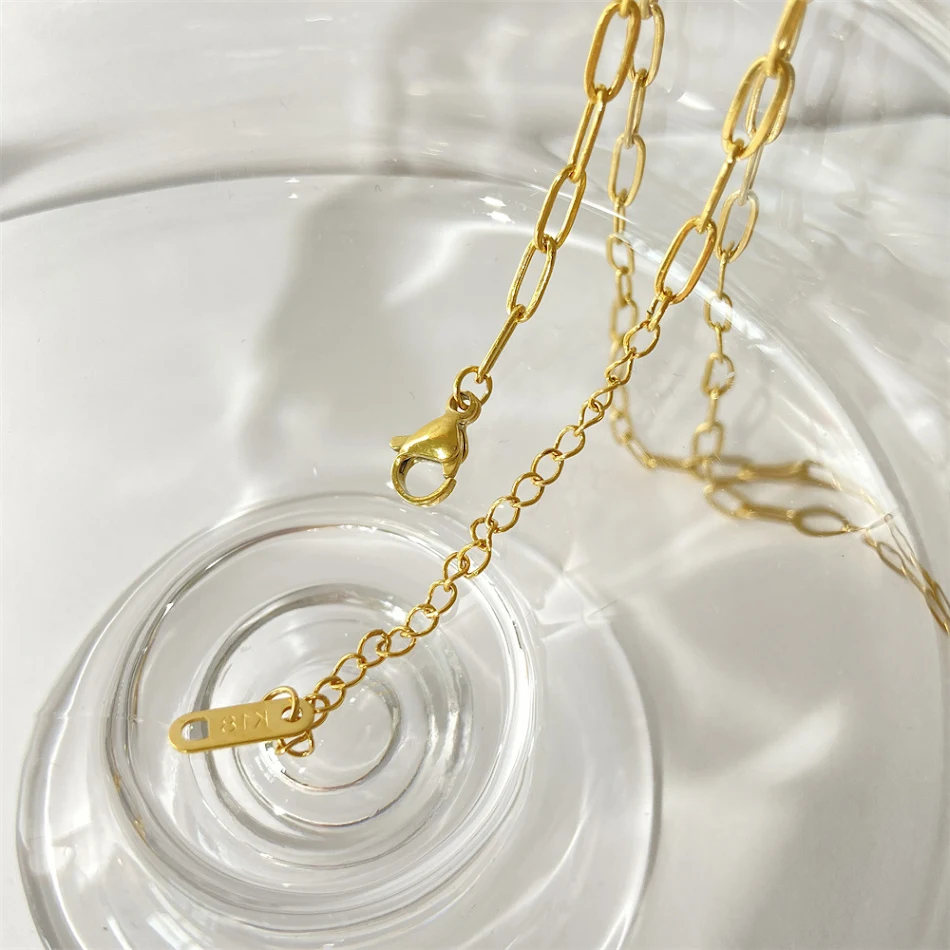Collier pendentif Summer Cherry Girl, parfait pour l'été. Design cerise charmant et élégant, idéal pour les filles et les jeunes femmes.