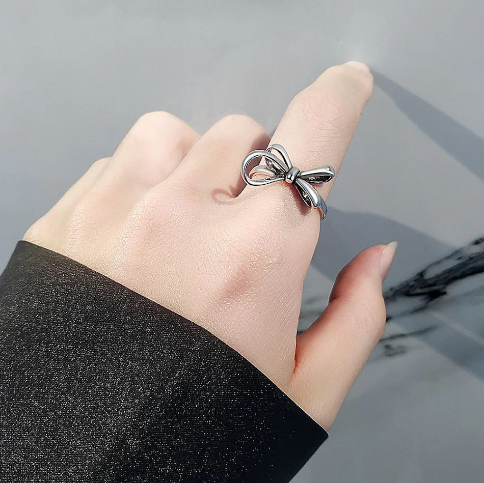Bague nœud géométrique rétro personnalité mode. Parfait pour un look vintage chic. Rehaussez votre style quotidien avec cette bague unique et tendance.