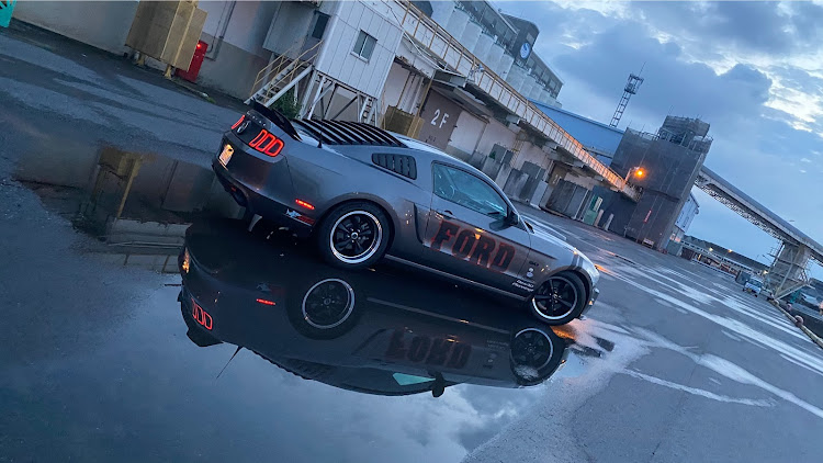 マスタングのマスタング・アメ車・リフレクション撮影・マッスルカー・港に関するカスタム事例の投稿画像2枚目