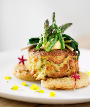 5 Summer Wedding Tips: Crab cake and asparagus dinner