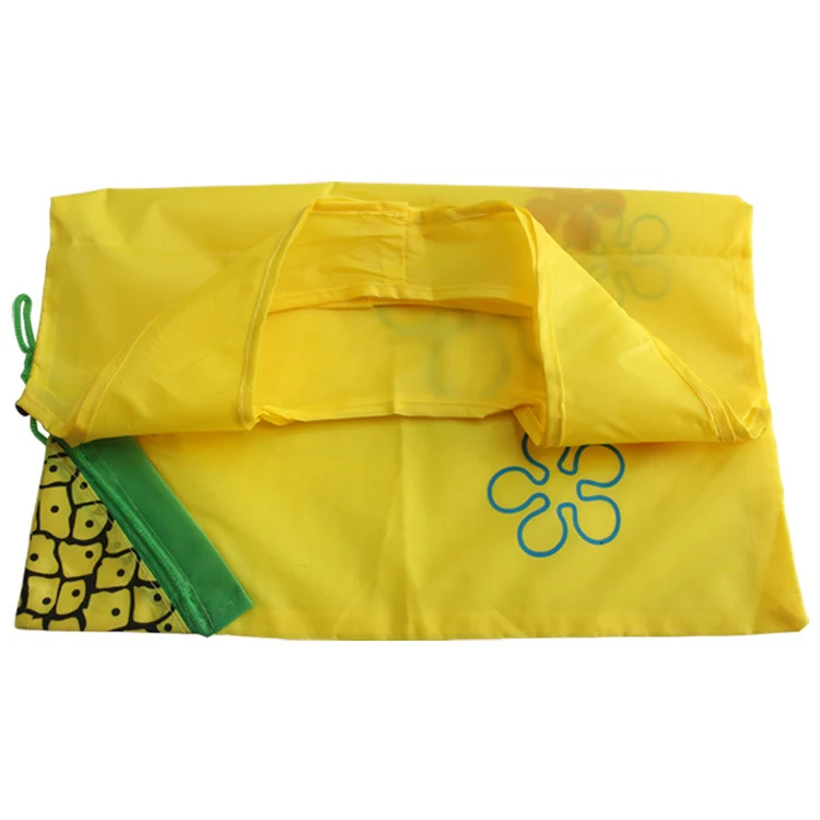 Sac de courses pliable motif fruit. Réutilisable, compact et résistant. Idéal pour les courses au supermarché. Transportez vos achats avec facilité et élégance.