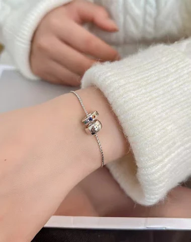Pulseira feminina nova, com design - 1