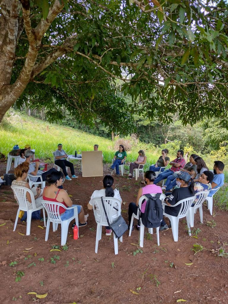 Grupo de pessoas em um parque

Descrição gerada automaticamente