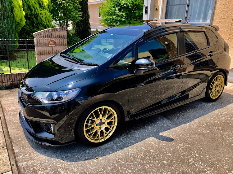 フィット RSの暑いなか💦洗車😵・車高調整・足回り・マフラー紹介に関するカスタム事例の投稿画像1枚目