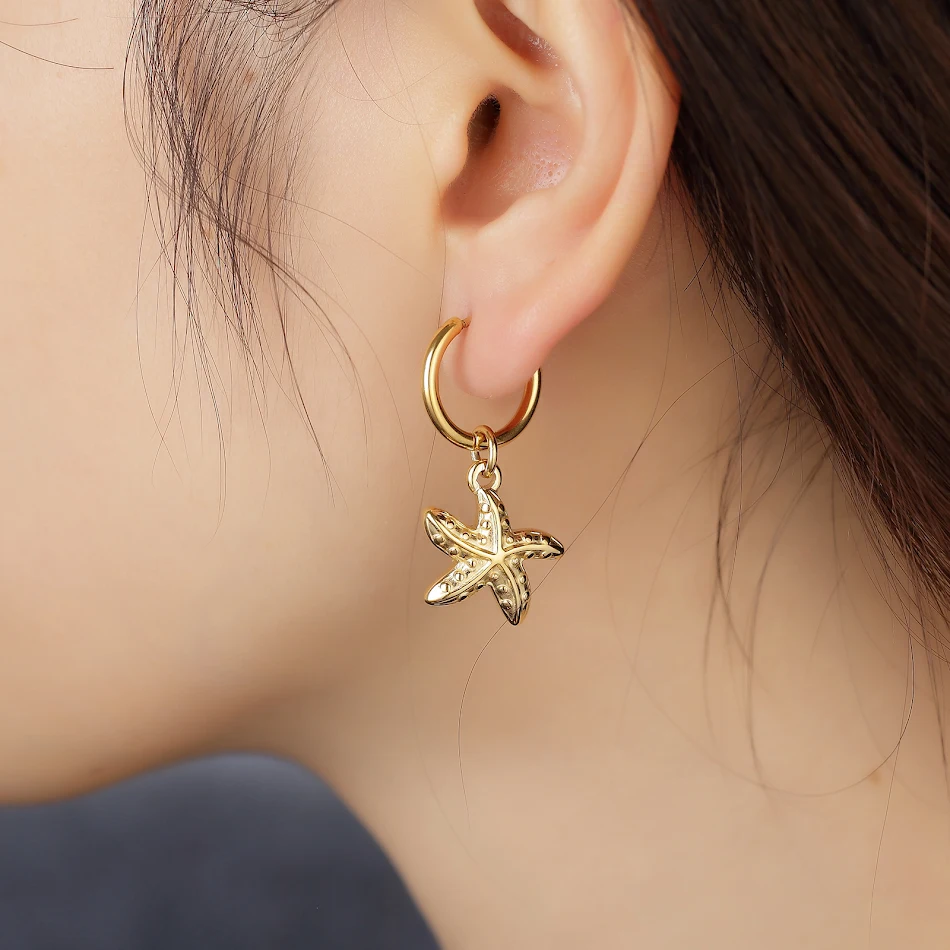 Boucles d'oreilles pince de crabe et conque Sun Queen. Élégance côtière, un accessoire unique pour un style inspiré de la plage.