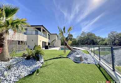 Maison avec piscine et terrasse 1