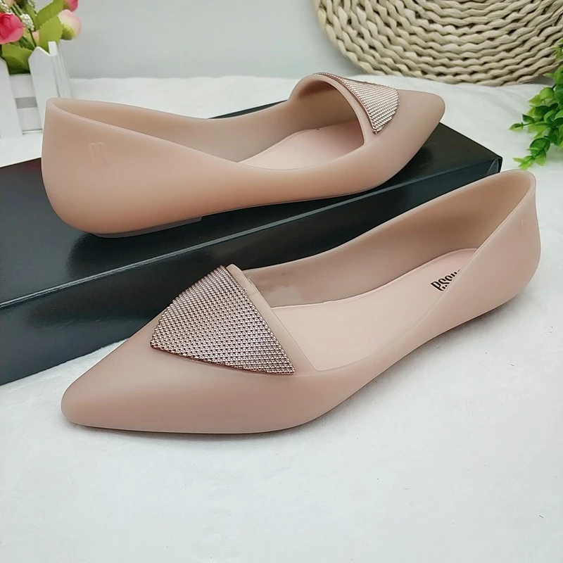 Chaussures plates femme à bout pointu et blocs de couleurs, confortables et élégantes pour un usage quotidien, idéales pour compléter toutes les tenues.