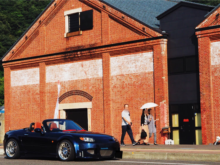 ロードスターのマツダ・オープンカー・シャコタン・フルエアロ・安定のかっこよさに関するカスタム事例の投稿画像1枚目