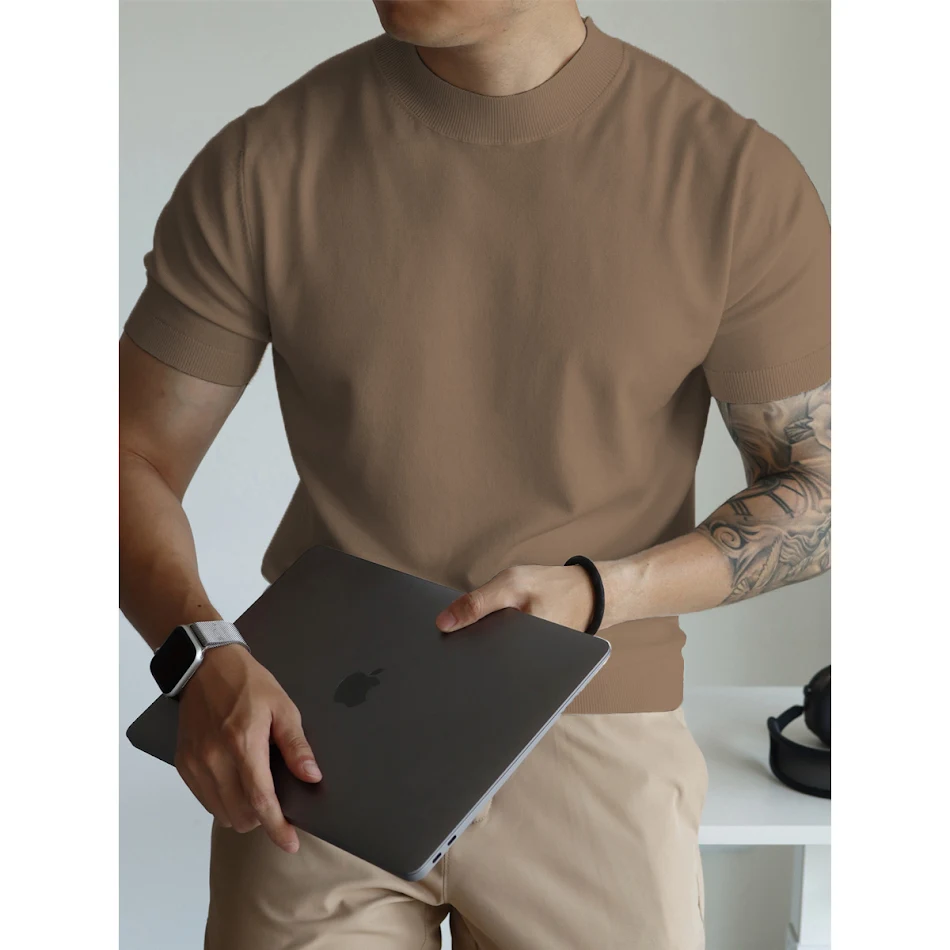 Muška pletena majica, jednobojna, uskog kroja, prozračna, idealna za posao i putovanja, udobna i elegantna za svaki dan.