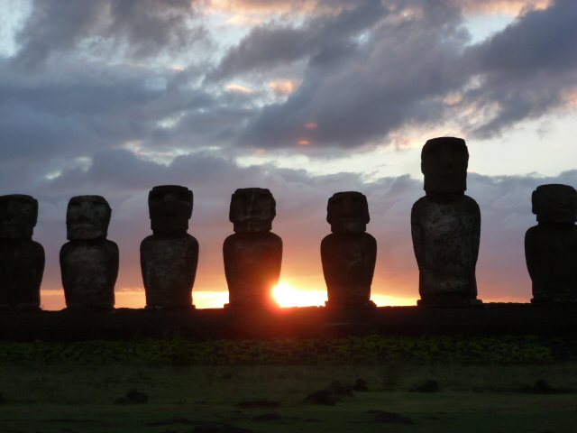 ISLA DE PASCUA. AMANECER EN AHU TONGARIKI. INTERIOR DE LA ISLA. COSTA OESTE - CHILE, de Norte a Sur con desvío a Isla de Pascua (4)