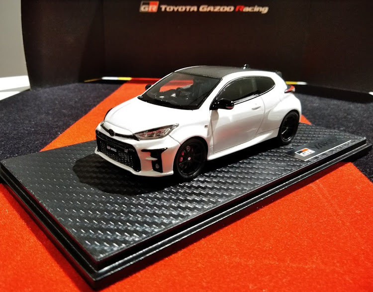 寅次郎さんが投稿したGRヤリス・1/43ミニカー・RZ“High performance”・GRガレージチャウピ奈良登美ヶ丘・納車記念撮影に関するカスタム事例の投稿画像1枚目
