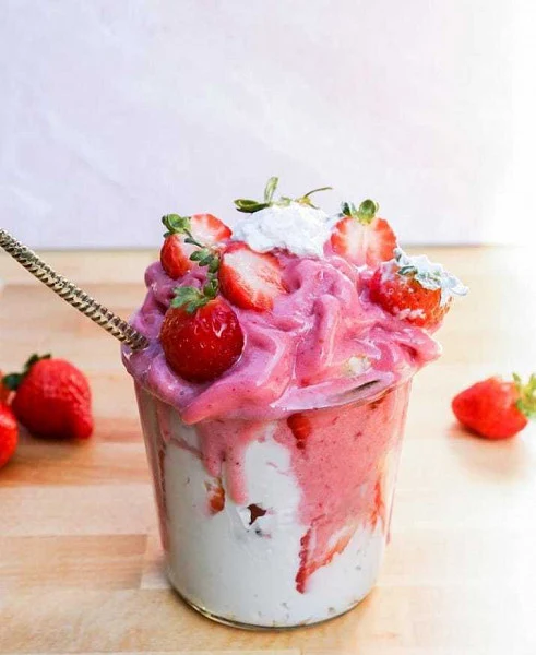 Vanilla Ice Cream With Strawberry Crush 150Ml