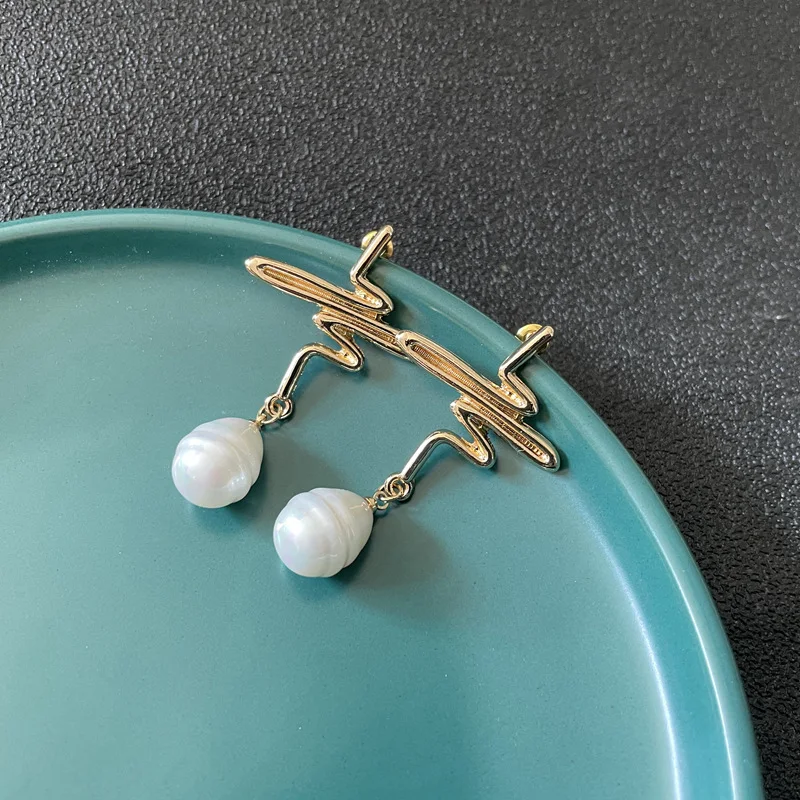 Boucles d'oreilles en perles de forme féminine. Sublimez votre allure avec élégance et raffinement. Accessoire idéal pour toutes les occasions.