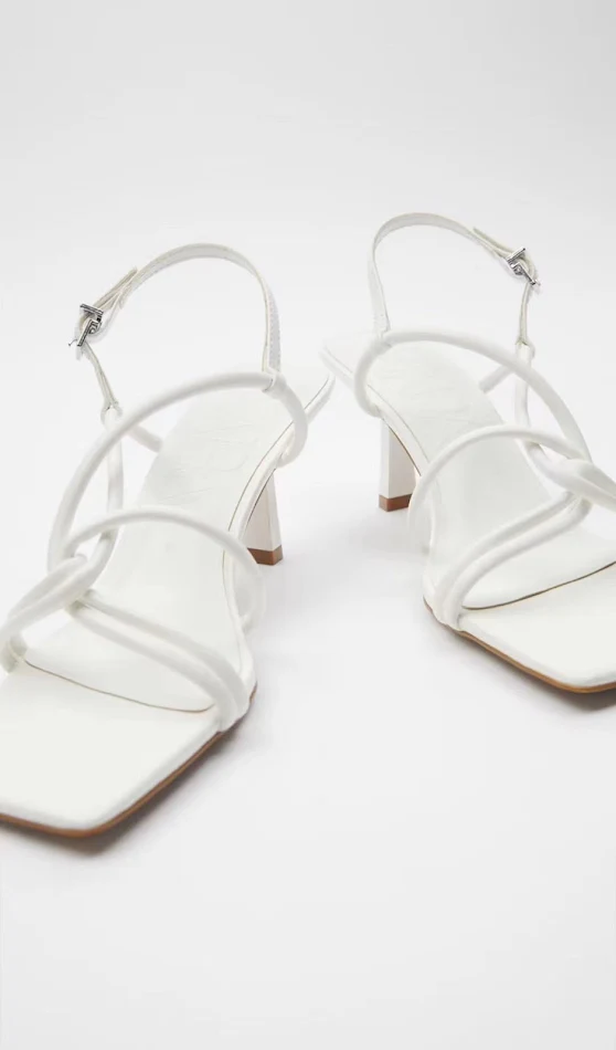 Tokalı stiletto topuklu sandaletler. Şıklığı ve zarafeti bir arada sunan, özel günler için ideal, kadın sandalet modeli.