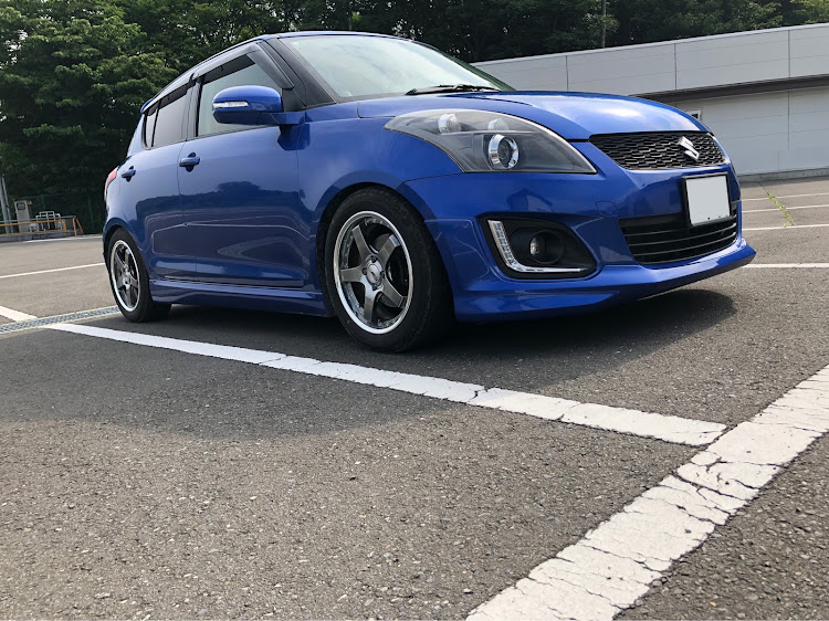 スイフトの車高調整・ホイール交換・タイヤ交換に関するカスタム事例の投稿画像1枚目