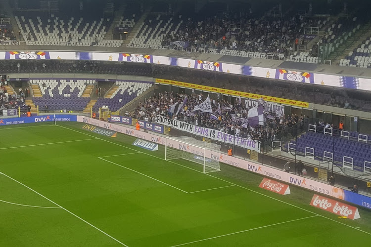 📷 Fans Anderlecht komen met duidelijke statements bij terugkeer in Europa én in het stadion na coronatijden