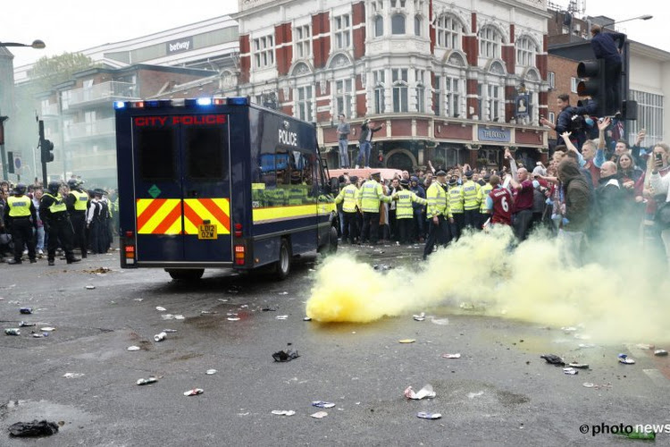 VIDEO: Relschoppers vallen United-spelersbus aan, match (voor even) uitgesteld