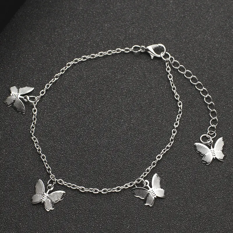 Tornozeleira feminina leve de metal com borboleta, ideal para o verão. Design elegante e confortável para um visual casual.